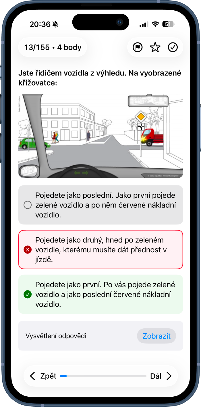 Otázka z autoškoly s dopravní situací, červeně označenou chybnou odpovědí, zeleně označeným správným řešením a tlačítkem vysvětlení