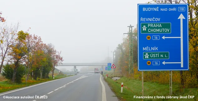 Ilustrace k otázce: Jakým směrem může jet řidič nákladního vozidla o celkové hmotnosti nad 3500 kg, pokud není zaregistrován v systému elektronického mýtného?
