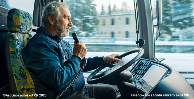 Ilustrace k otázce: Řidič autobusu za jízdy: