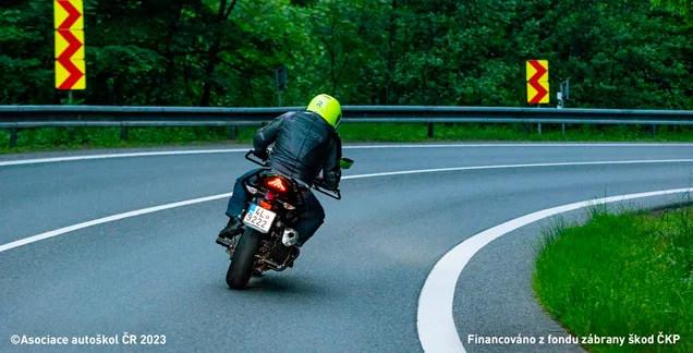 Ilustrace k otázce: Při průjezdu mírné zatáčky na motocyklu: