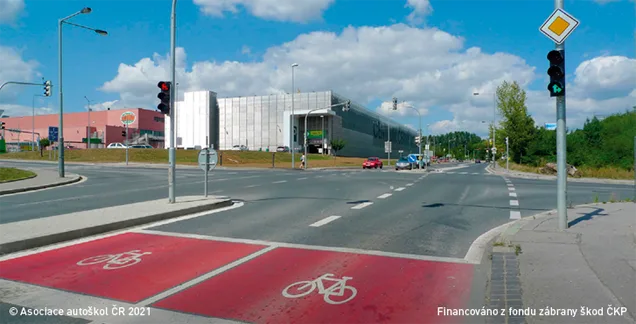 Ilustrace k otázce: Ve zřízeném prostoru pro cyklisty na křižovatce se světelnými signály se mohou řadit pouze: