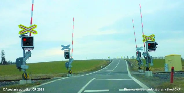 Ilustrace k otázce: Smí řidič vozidla z výhledu vjet na železniční přejezd?