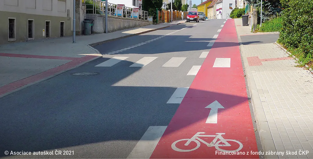 Ilustrace k otázce: Může řidič motorového vozidla vjíždět do prostoru vyhrazeného jízdního pruhu?