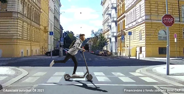 Ilustrace k otázce: Může "osoba starší 10 let jedoucí na koloběžce" přejíždět přes přechod pro chodce: