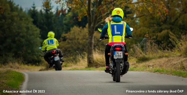 Ilustrace k otázce: Jedete za dvěma motocykly, jejichž řidiči používají označení “L” (autoškola). Je vzhledem k bezpečnosti silničního provozu vhodné se zařazovat při předjíždění mezi tato vozidla?