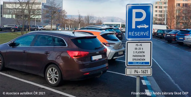 Ilustrace k otázce: Smí řidič motorového vozidla, který není držitelem platného parkovacího oprávnění pro danou oblast, zaparkovat za touto dopravní značkou v sobotu v poledne?