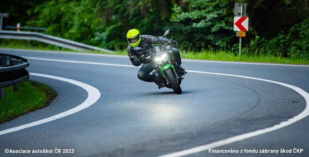 Ilustrace k otázce: Při průjezdu zatáčkou na motocyklu: