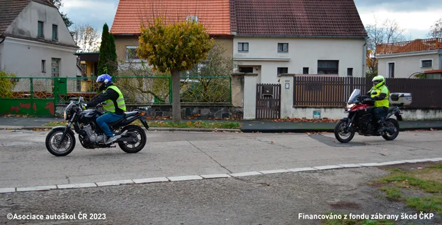 Ilustrace k otázce: Můžete od řidiče motocyklu s označením “L” (žák autoškoly), který je v dalším vozidle doprovázen učitelem, očekávat, že se při řízení dopustí nějaké chyby, například nedání přednosti v jízdě?