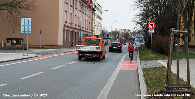 Ilustrace k otázce: Je řidič motorového vozidla povinen dodržet bezpečný boční odstup (1,5 m resp. 1 m) při míjení cyklisty, který se pohybuje stejným směrem ve vyhrazeném jízdním pruhu?