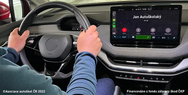 Ilustrace k otázce: Může telefonování za jízdy při použití Handsfree ovlivnit reakční dobu řidiče?