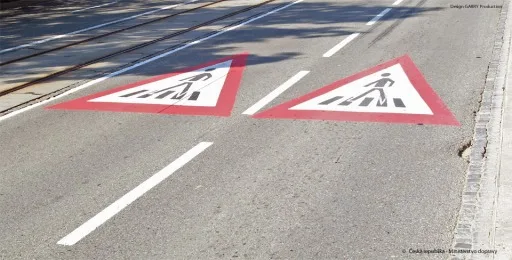 Ilustrace k otázce: Pokud jako řidič vidíte na vozovce tento symbol, musíte: