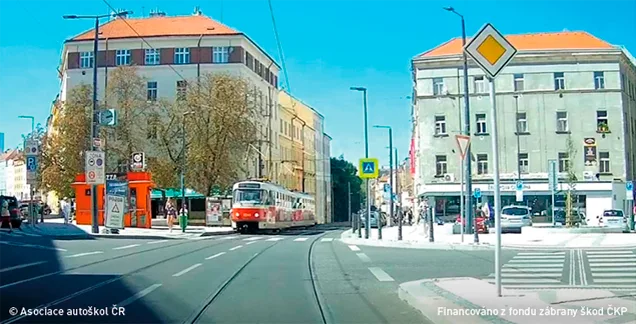 Ilustrace k otázce: Řidič vozidla z výhledu hodlá odbočit vlevo. V jakém pořadí projedou vozidla touto křižovatkou?