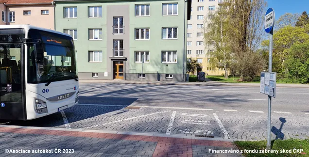 Ilustrace k otázce: Řidič vozidla hromadné dopravy osob by měl s ohledem na nevidomé osoby ve vyobrazené dopravní situaci zastavit.