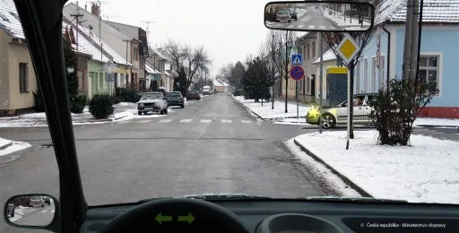 Ilustrace k otázce: Mám, jako řidič automobilu z výhledu, za povinnost dát vozidlu přijíždějícímu zprava přednost v jízdě?