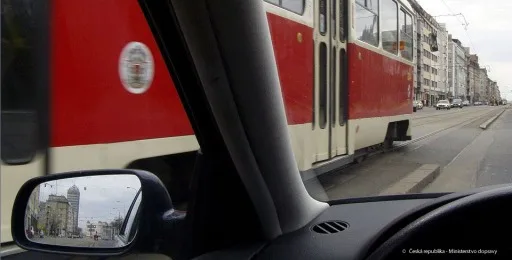 Ilustrace k otázce: Řidič smí oddělený tramvajový pás přejíždět jen příčně. Může přitom omezit v jízdě tramvaj?