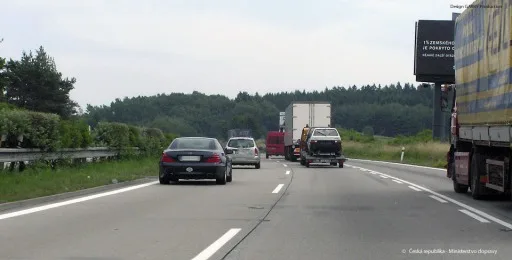 Ilustrace k otázce: Přípojné vozidlo, které jede v prostředním jízdním pruhu, má nejvyšší povolenou rychlost 75 km/h. Může toto vozidlo jet po dálnici?