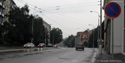 Ilustrace k otázce: Za touto dopravní značkou: