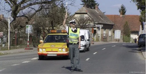 Ilustrace k otázce: Tento pokyn policisty znamená: