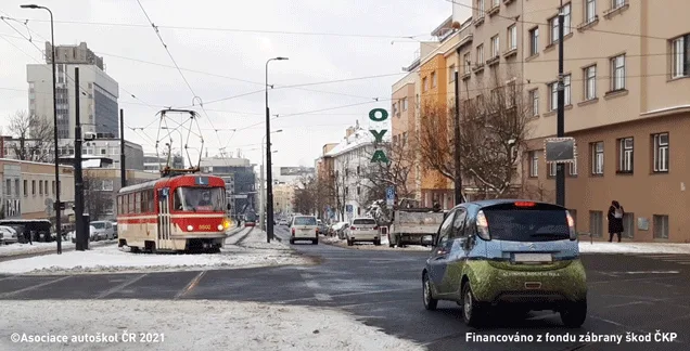 Ilustrace k otázce: Na vyobrazené dopravní situaci řidič osobního automobilu jedoucí v přímém směru: