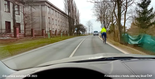 Ilustrace k otázce: Smí ve vyobrazené dopravní situaci řidič motocyklu s postranním vozíkem přejíždět podélnou čáru souvislou při předjíždění cyklisty?